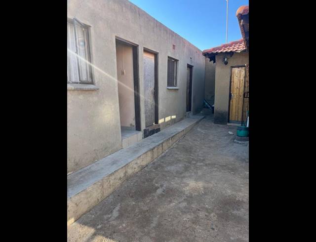 7 BEDROOM HOUSE FOR SALE IN ETHAFENI